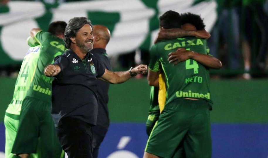 La alegría estalló tras el pase a la final de la Sudamericana; técnico y jugadores festejan. Especial.