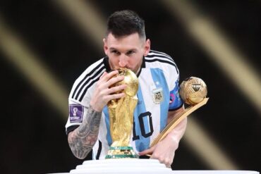 Messi besa la copa del mundo